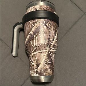Magellan Outdoors Realtree Edge Camo Travel Mug with Black Handle 40 oz